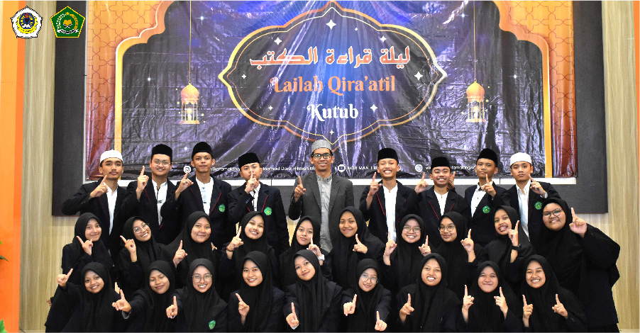 Santri Takhossus Ujikan Kemampuan Membaca Kitabnya pada Lailah Qira’atil Kutub
