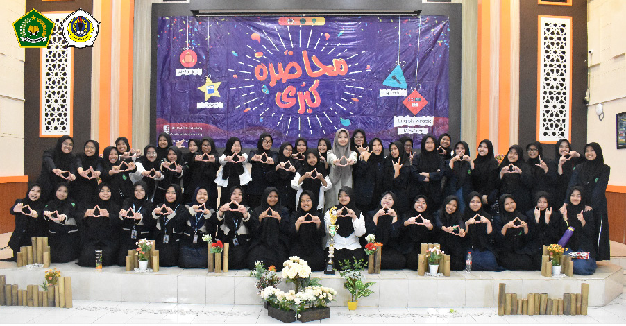 MELATIH MENTAL SANTRI MAHAD DARUL HIKMAH MAN I KOTA MALANG MELALUI KEGIATAN MUHADLARAH KUBRA